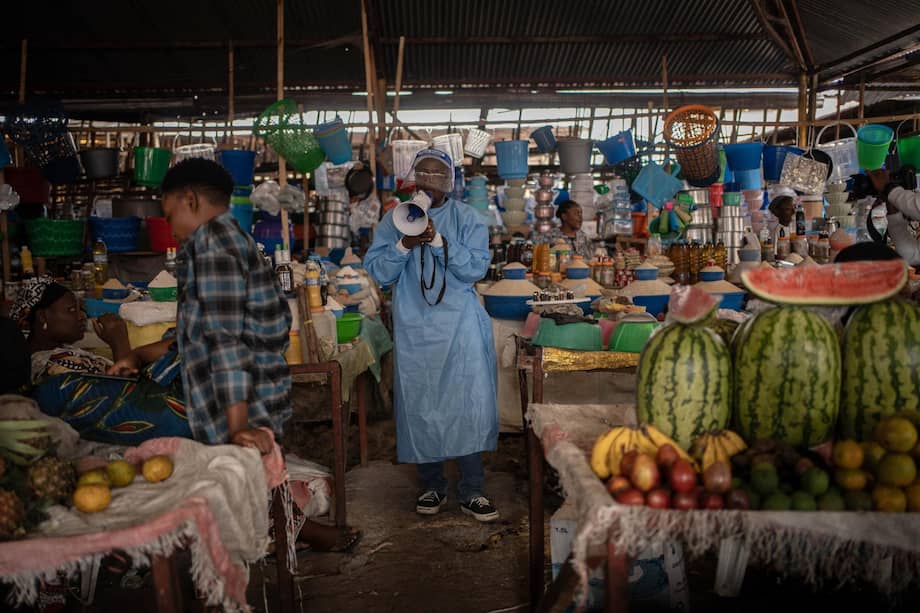 FOTODELDÍA GOMA (REPÚBLICA DEMOCRÁTICA DEL CONGO), 29/05/2026.- Un coordinador de U-Reporters, un programa de UNICEF destinado a involucrar e informar a las comunidades locales, participa en una campaña de sensibilización contra el ébola este viernes, en Goma (República Democrática del Congo). EFE/ Marie Jeanne Munyerenkana