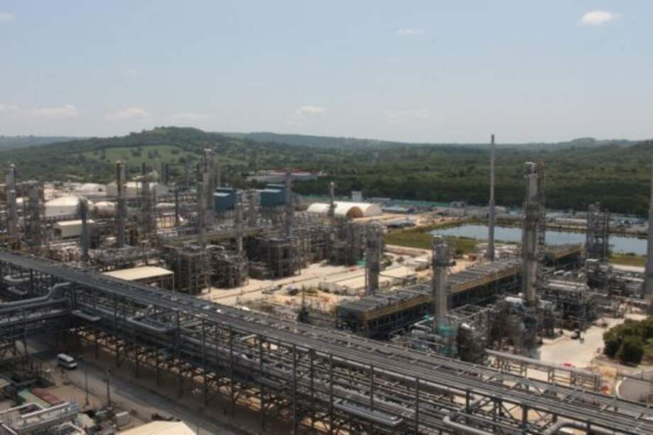 Los sobrecostos de Reficar son una muestra de cómo no deben hacerse proyectos con dineros públicos, por eso ahora todos los políticos están intentando librarse de la culpa. Colombia necesita respuestas pronto.