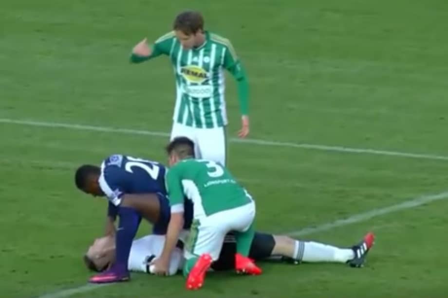 Francis Koné le salvó la vida al arquero rival.