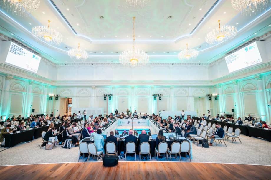 La asamblea se realiza en el Centro de Congresos de Silk Road, el complejo turístico de más de 17 hectáreas a las afueras de la histórica Samarcanda (Uzbekistán).