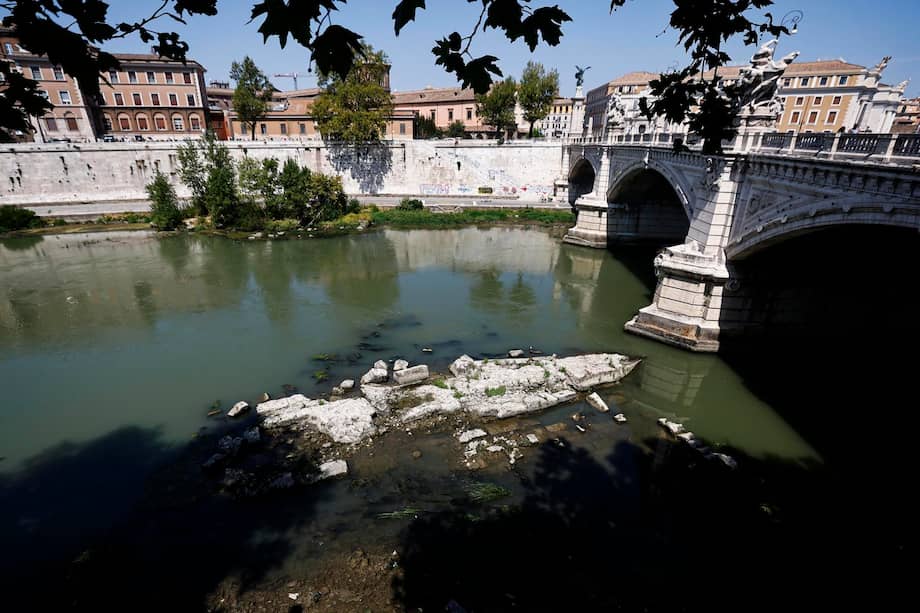 El río Tíber ha dejado al descubierto los restos de un antiguo puente romano cerca del Vaticano, que probablemente data del reinado del emperador Nerón (54-68 d.C.).