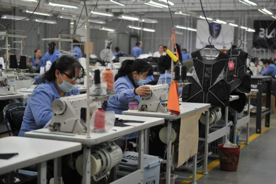 Todas las prendas blindadas de Miguel Caballero son hechas a mano. / Gustavo Torrijos