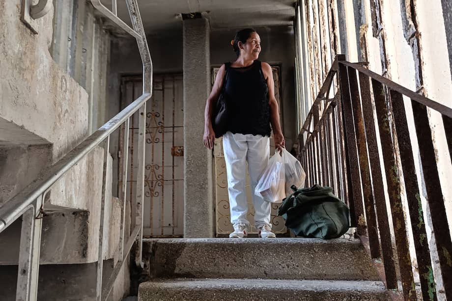 Una mujer caminando en un edificio sin corriente eléctrica en La Habana (Cuba).