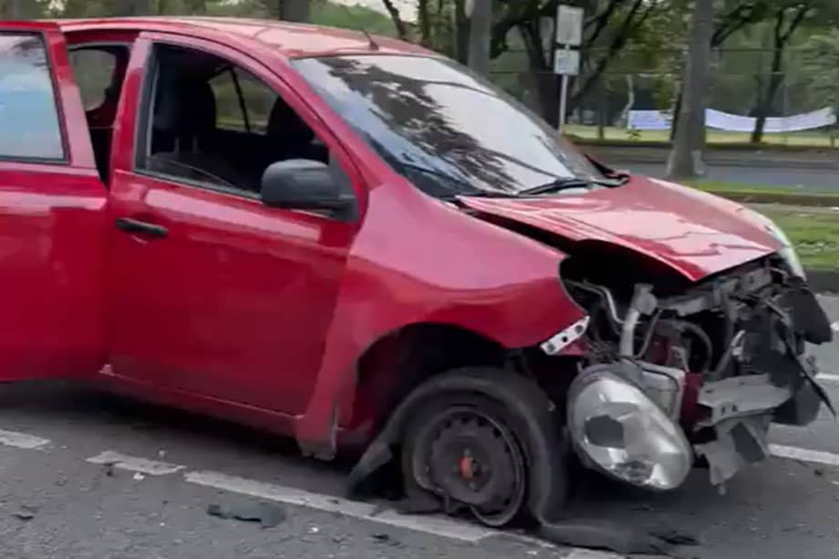 El carro fue impactado con una papa bomba cuando se encontraba en un semáforo junto al centro comercial Unicentro.