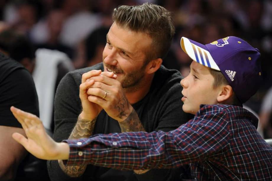 Foto de archivo tomada el 29 de abril de 2012 del futbolista británico David Beckham y su hijo Brooklyn durante un partido de baloncesto disputado por los los Lakers de Los Ángeles y los Nuggets de Denver en Los Ángeles, California (Estados Unidos) / EFE
