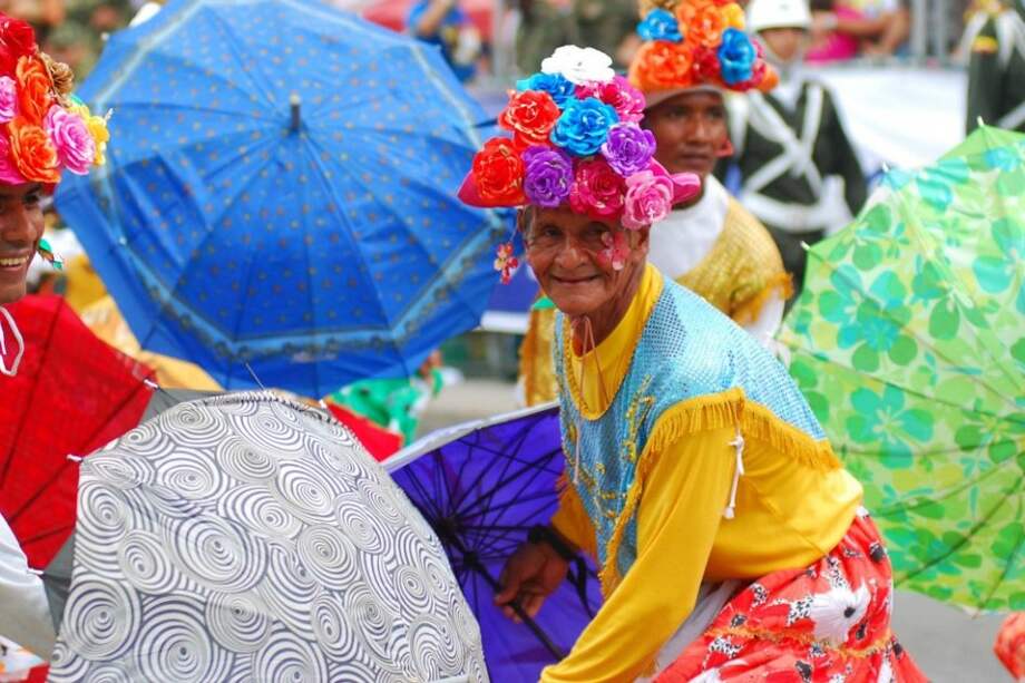 Baile de las Farotas: hombres vestidos de mujeres defienden la dignidad de sus esposas