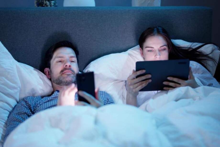 El celular, que parece inofensivo en la rutina diaria, puede convertirse en un enemigo silencioso en la cama.