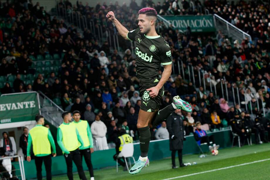 El centrocampista brasileño del Girona Yan Bueno Couto celebra su gol, durante el encuentro entre el Elche CF y el Girona FC de dieciseisavos de Copa del Rey de fútbol celebrado este sábado en el estadio Martínez Valero de la ciudad ilicitana.