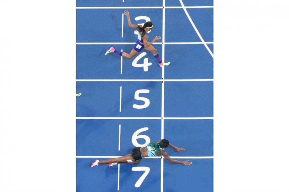 Shaunae Miller se arrojó de clavado sobre la línea de meta para conquistar el título olímpico de 400 metros. Foto: AFP