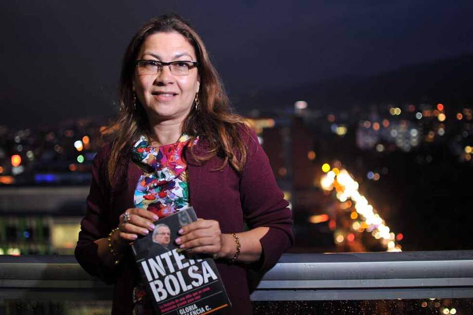 Gloria Valencia afirma ser hincha del Deportivo Nacional, para ella ir al estadio a ver un partido de fútbol es delicioso./ Cristian Garavito -El Espectador