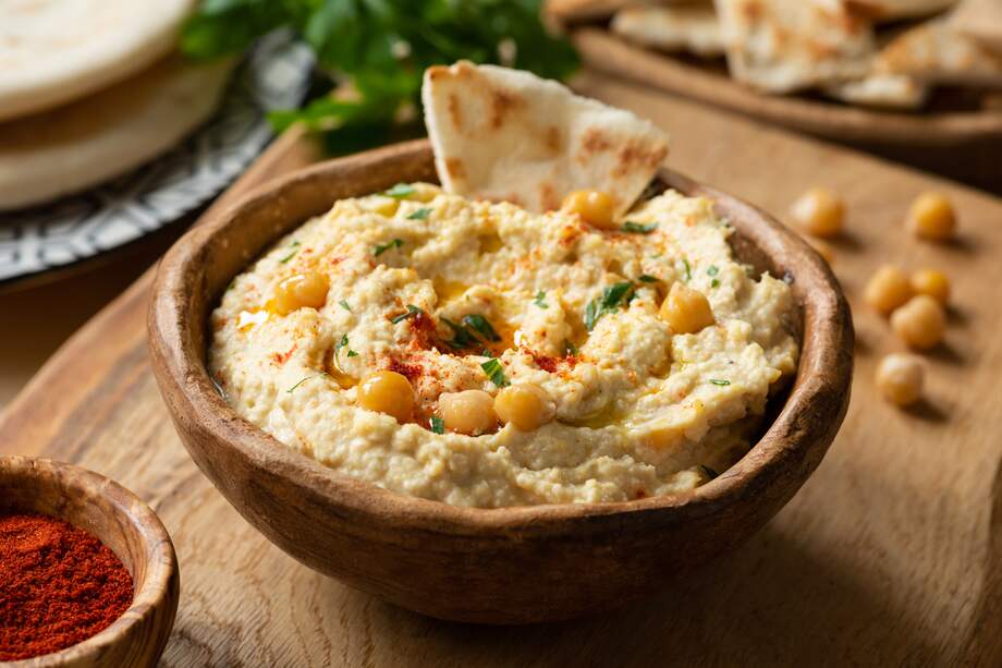 Acompaña este hummus de garbanzo con pan naan o bastones de zanahoria para disfrutar.