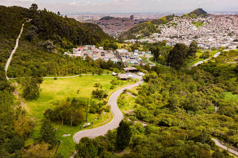 Localidad Usme
Parque Ecológico Distrital de Montaña Entrenubes
Es considerado un paraíso de biodiversidad, tiene una extensión de 626 hectáreas, además de un mirador con vista 360 grados, que acopla lo rural con lo urbano. Es un espacio ideal para el deporte, la meditación y el encuentro con la naturaleza, desde donde se aprecia una espectacular vista de la zona rural y urbana de Bogotá. Ejemplo del potencial de la localidad 5 de Bogotá, que tiene más de 400 mil habitantes.