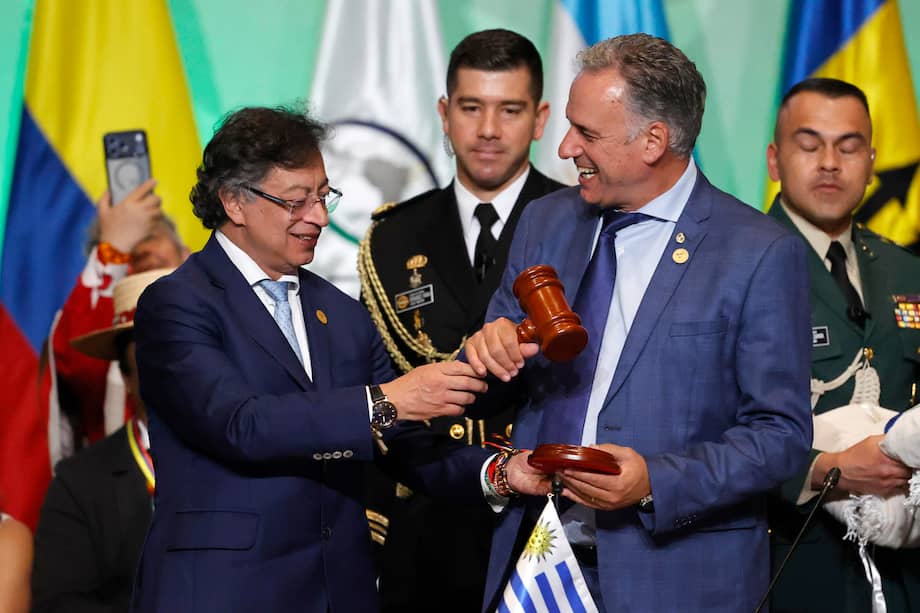 Al cierre del evento, el presidente Petro hizo el traspaso de la presidencia pro tempore de la Comunidad de Estados Latinoamericanos y Caribeños (Celac) a su homólogo de Uruguay, Yamadú Orsi.