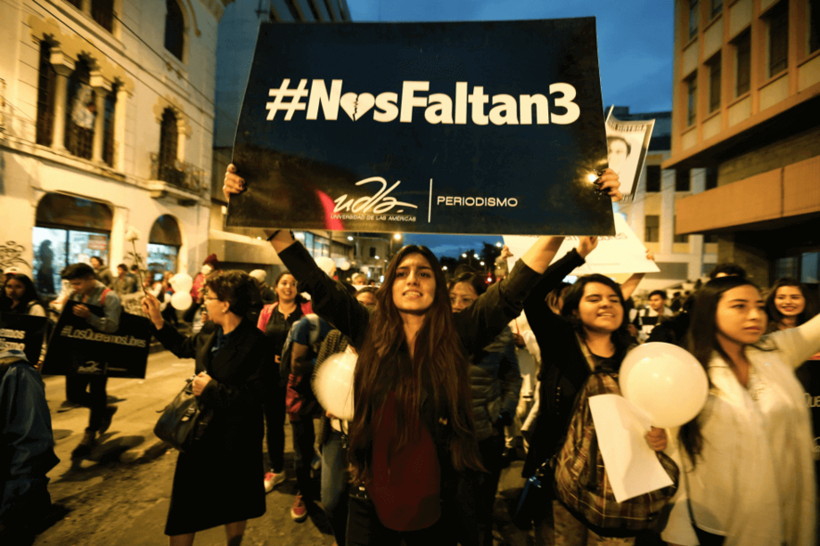 Los familiares de Javier Ortega, Paúl Rivas y Efraín Segarra enumeran las circunstancias en que se dieron varios hechos y piden esclarecerlos. / EFE