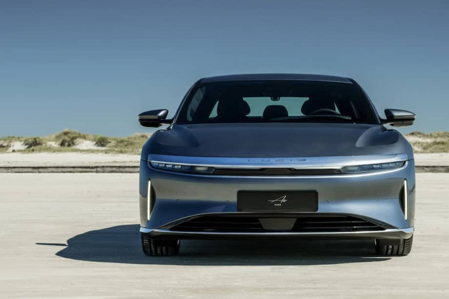 El Lucid Air Pure, con un paquete de baterías de 84 kilovatios-hora, ofrece una autonomía estimada por la EPA de 420 millas. Es el primer vehículo en el mundo en lograr una relación de 5,0 millas de autonomía por kilovatio-hora (kWh) de energía.