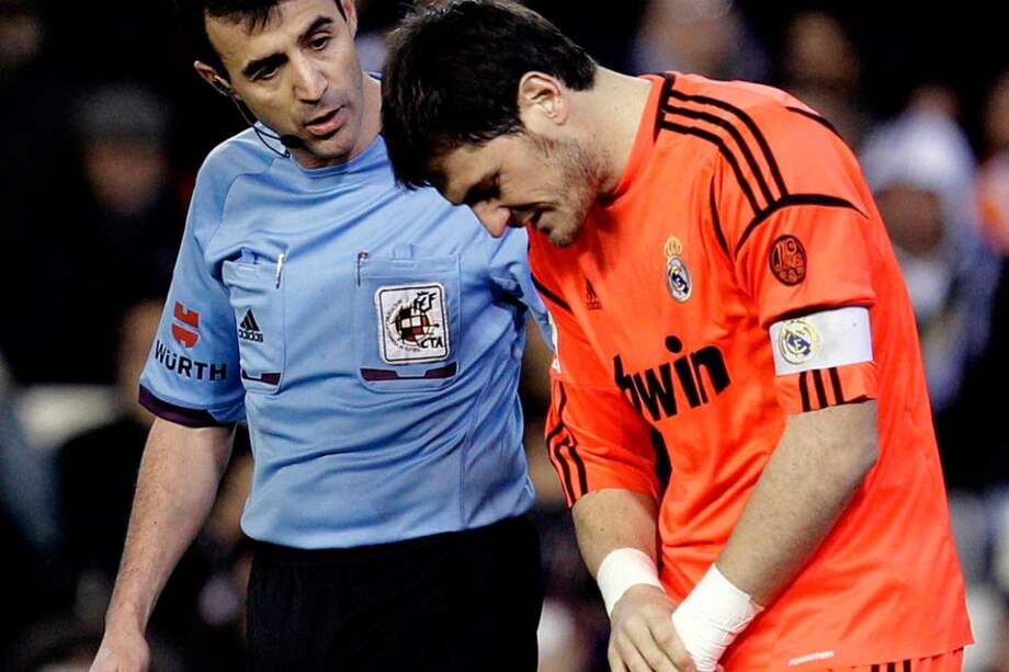 Por lesión, Iker Casillas estaría dos meses fuera de las canchas