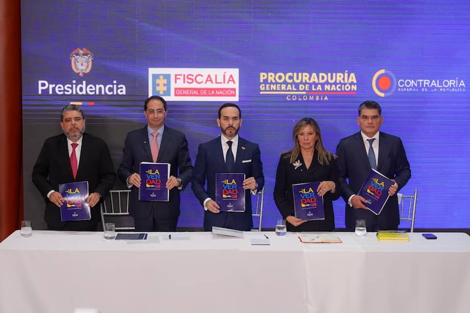 El presidente Abelardo de la Espriella y el vicepresidente José Manuel Restrepo presentaron el libro blanco con supuestas denuncias de corrupción en gobierno Petro.