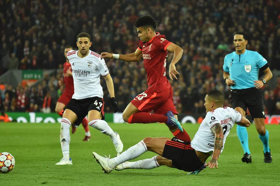 Luis Díaz ante de la marca de Adel Taarabt (L) and Gilberto (R), jugadores de Benfica.