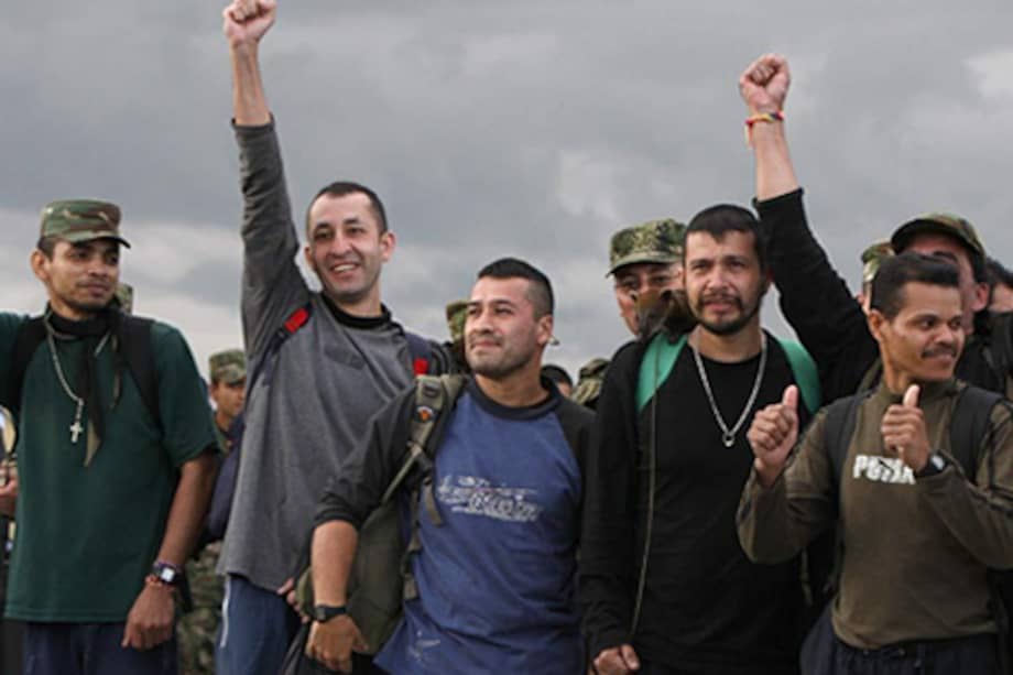 Policías rescatados tras la Operación Jaque, en 2008.