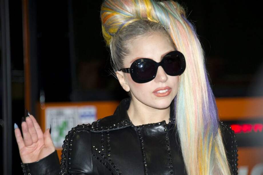 Lady Gaga deja que le vomiten encima durante un concierto