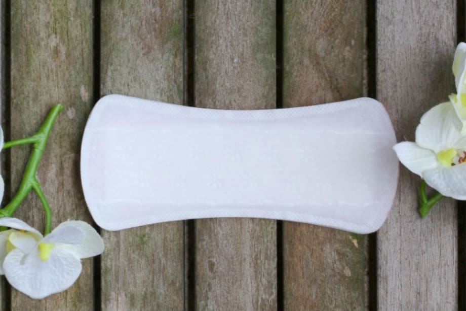 Toallas higiénicas al lado de unas flores