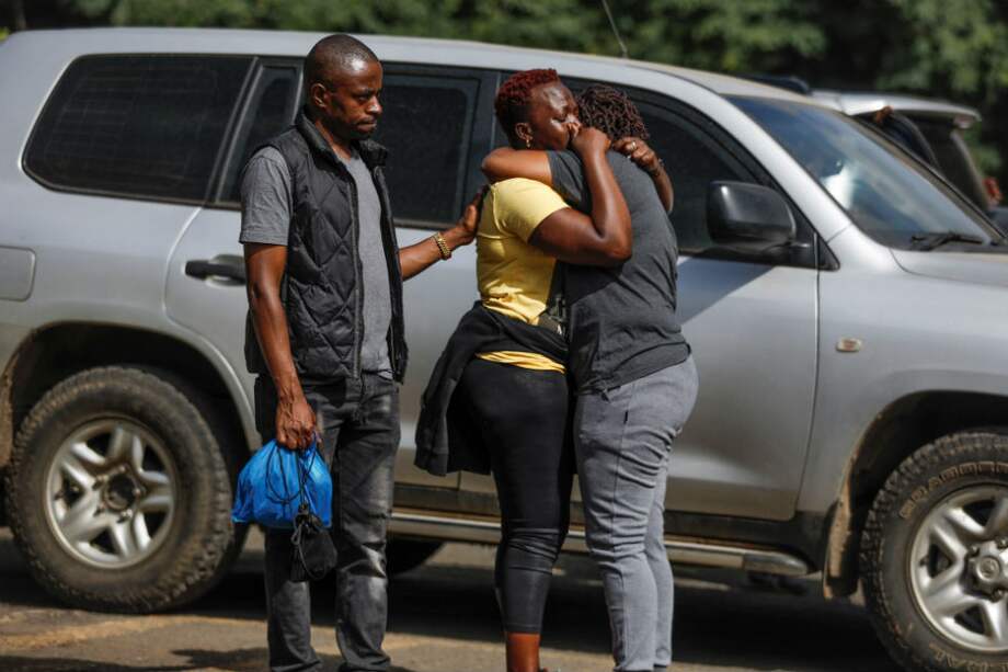 Familiares y amigos se consuelan los unos a otros tras el ataque, perpetrado contra un lujoso complejo hotelero en el norte de Nairobi. / Agencia EFE