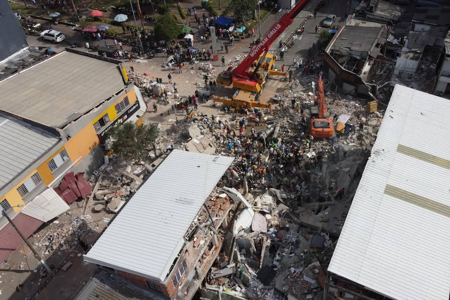 De acuerdo con el más reciente reporte del Puesto de Mando Unificado (PMU) instalado por el gobierno nacional, hay 239 personas fallecidas a raíz del terremoto del pasado 10 de agosto.