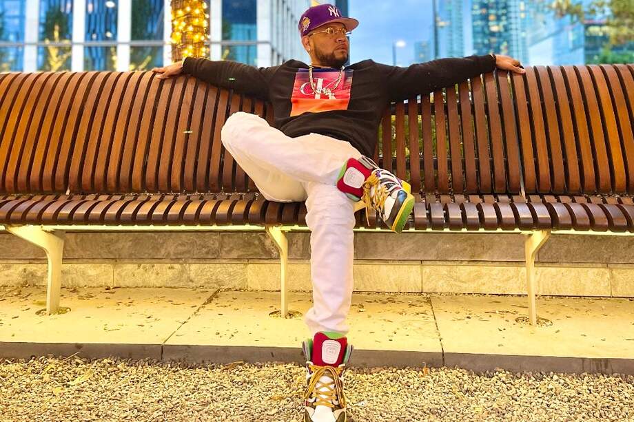 Rebelde NY presentó "Se toca" en busca de llegar a personas que no se sienten felices con las relaciones en las que están. El sencillo fue trabajado entre Estados Unidos y Venezuela.