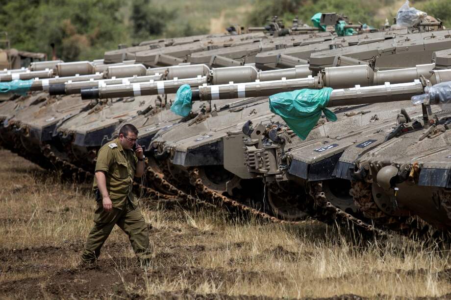 Tanques israelíes Merkava son desplegados cerca de la frontera entre Israel y Siria, en Altos del Golán. Las tensiones entre ambos países se han incrementado tras la acusación de Damasco a Israel por llevar a cabo ataques aéreos contra una base de misiles en el sur de la capital Siria, en los que han muerto 15 personas. / EFE