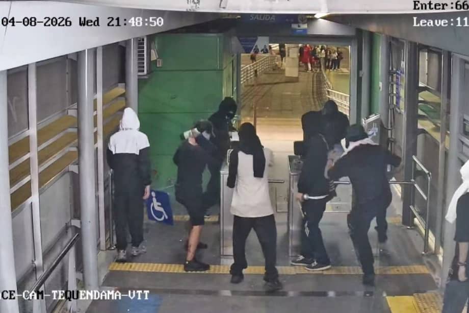 Los encapuchados afectaron torniquetes, rompieron vidrios e hicieron grafitis en las estaciones.