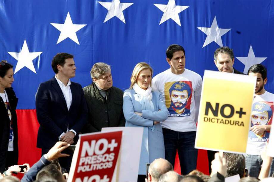 La presidenta de la Comunidad de Madrid, Cristina Cifuentes junto al diputado venezolano, Lester Toledo, quien porta una camiseta con el rostro del líder opositor Leopoldo López. / EFE