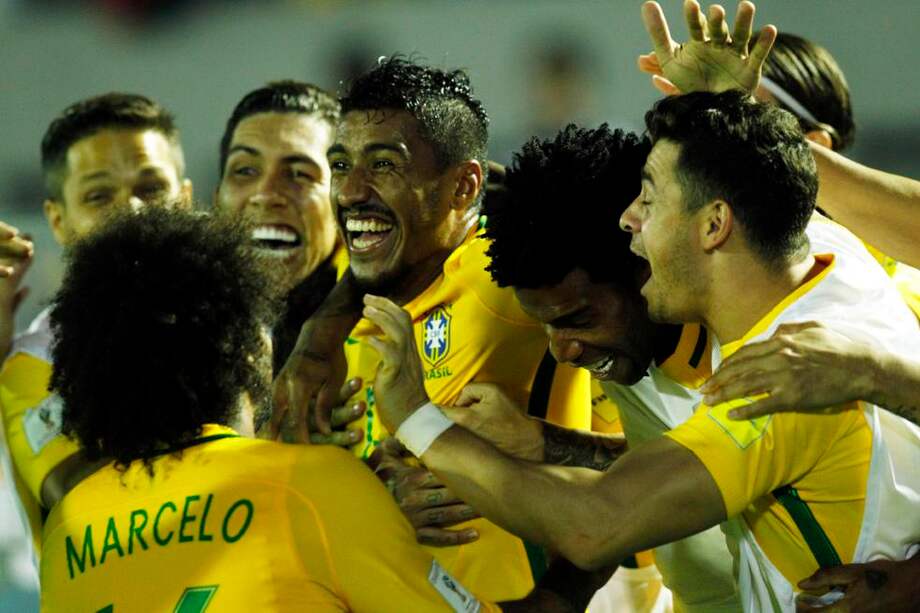 Paulinho, en el centro, fue la gran figura de Brasil, en la victoria en el estadio Centenario de Montevideo. / AFP