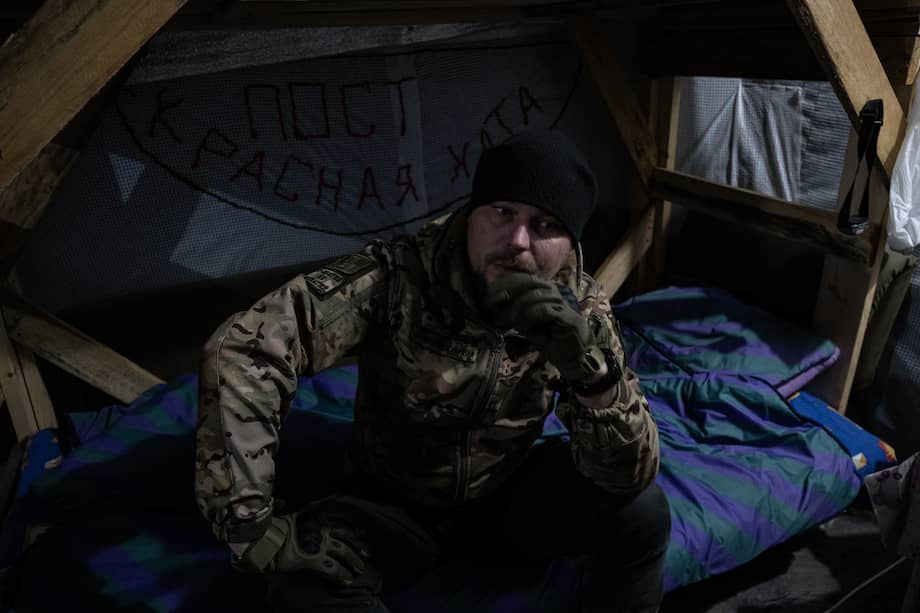 Un comandante de la 124.ª Brigada de Infantería de Marina de Ucrania está sentado en una cama en una de las posiciones de infantería en la ciudad de Jersón.