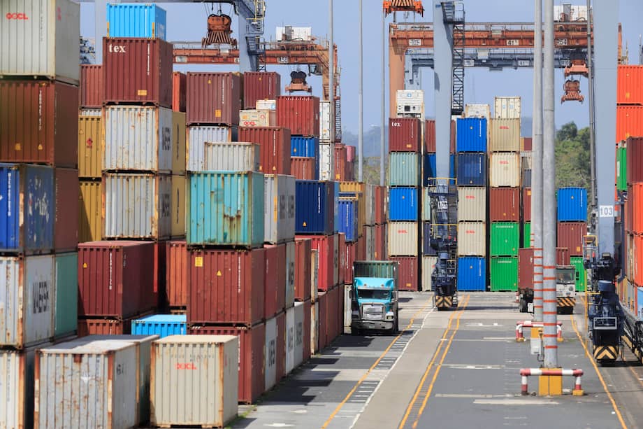 AME4395. CIUDAD DE PANAMÁ (PANAMÁ), 12/02/2026.- Un Vehículo de carga transita frente a contenedores marítimos en el Puerto de Balboa este jueves, en Ciudad de Panamá (Panamá). CK Hutchison advirtió de acciones legales contra una filial de Maersk si asume el control de dos puertos en torno al Canal de Panamá, luego de que el Supremo panameño anuló la concesión operada por el conglomerado chino y el Gobierno del presidente panameño, José Raúl Mulino, anunció que el gigante danés asumirá su operación transitoriamente. EFE/ Bienvenido Velasco