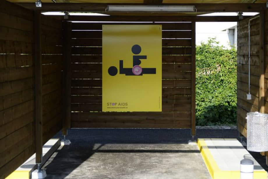 Instalan cabinas para sexo casual en vía pública