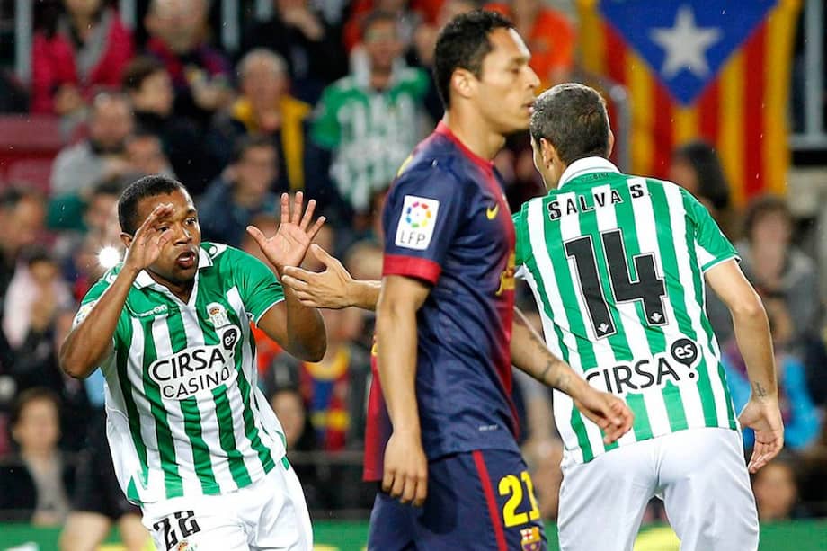 Pese al gol de Dorlan Pabó, el Betis cayó 4-0 frente a Barcelona.