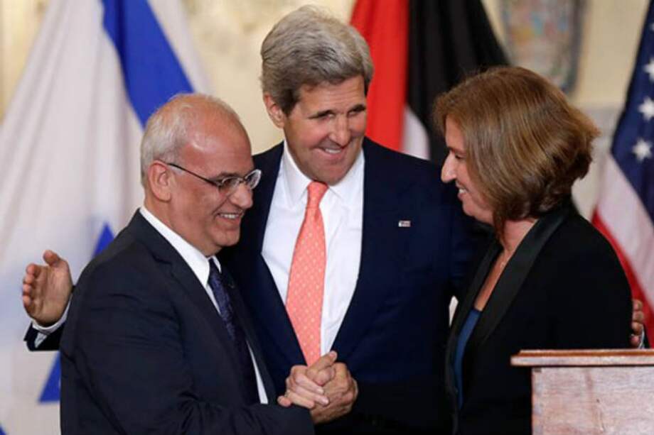 John Kerry con los representantes de Palestina e Israel que encabezan las negociaciones de paz