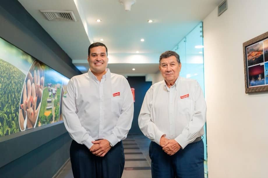 Mario Andrés Restrepo Rengifo (izq.), nuevo presidente, y Jaime Liévano Camargo, quien pasará de presidente ejecutivo a consultor.