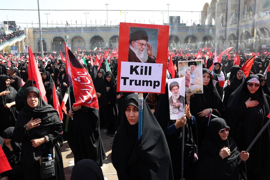 Mujeres iraníes sostienen pancartas contra Trump mientras participan en una oración multitudinaria por el difunto líder supremo de Irán, el ayatolá Ali Jamene