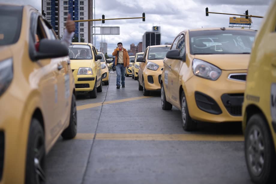 Por las vías del país circulan cerca de 200.000 taxis, según los comerciantes. Solo Bogotá tiene 55.000. La cifra está en descenso: en el último año apenas se matricularon 4.693 vehículos nuevos, cuando hace una década la venta rondaba los 7.400 anuales.