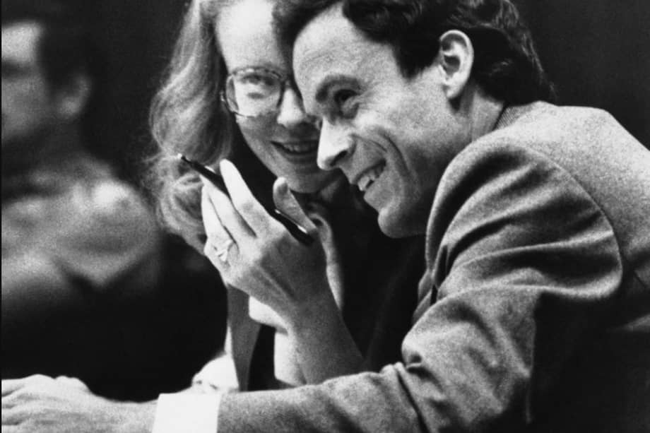 Durante las audiencias de Ted Bundy, decenas de mujeres asistían a la corte no para juzgarlo, sino para admirarlo.