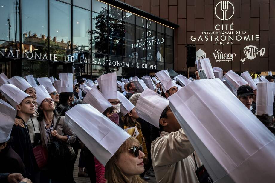 La gente espera para entrar a la inauguración del centro internacional de Gastronomía y Vino en Dijon, este de Francia.
