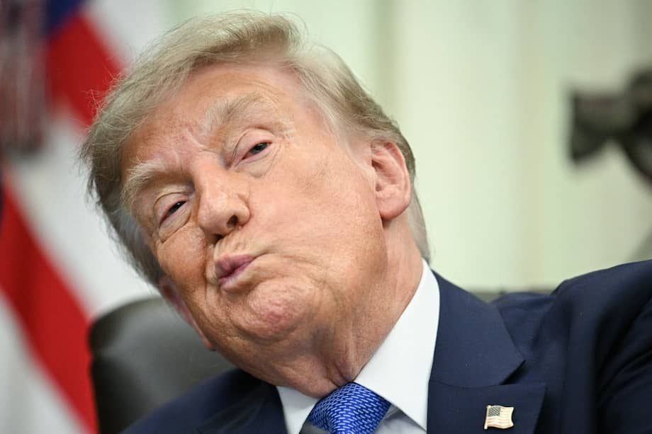 Donald Trump firma una orden ejecutiva sobre vacunas en el Despacho Oval de la Casa Blanca, en Washington D. C., el 10 de agosto de 2026.