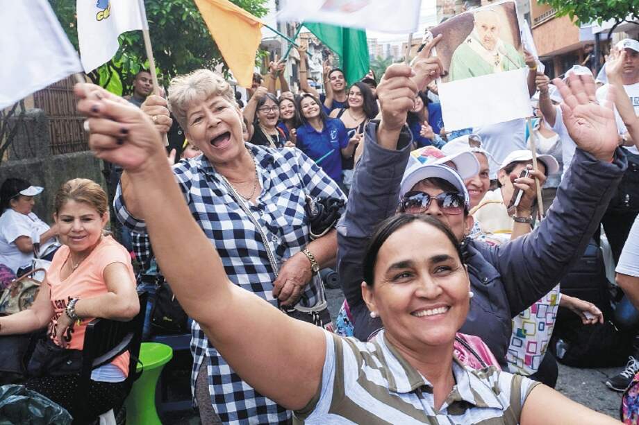 Multitudes también celebraron ayer en Medellín la visita del papa Francisco. / AFP