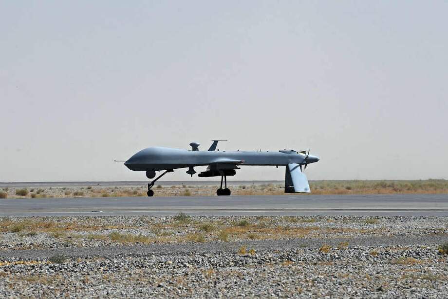 Un dron estadounidense Predator, equipado con misiles, en el aeropuerto militar de Kandahar, Afganistán./ AFP