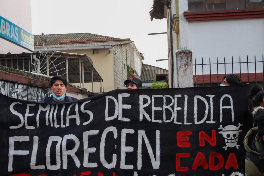 Personas sostienen un cartel durante una manifestación contra el presidente de Ecuador, Daniel Noboa, y por el alza del diésel este martes, en Quito (Ecuador).