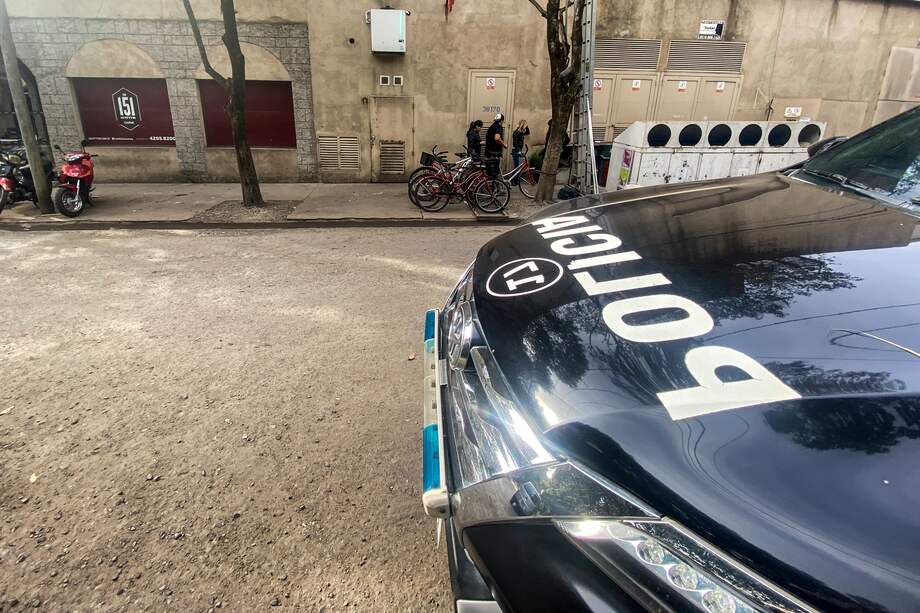 Fotografía de un vehículo policial frente a un hotel donde se encuentran los cinco iraníes que hacían parte de la tripulación de un avión venezolano sancionado por Estados Unidos.