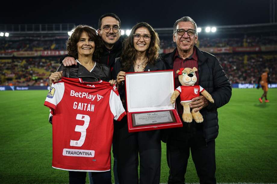 Natalia Gaitán (centro) junto a su familia en El Campín, durante un homenaje que Santa Fe le realizó por su carrera deportiva.