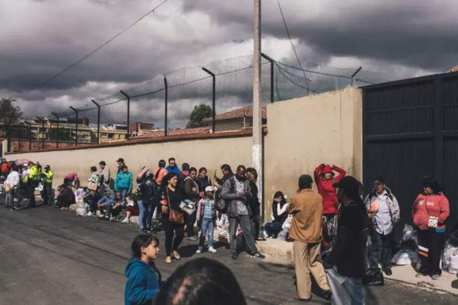 Las cárceles latinoamericanas albergan un alto porcentaje de personas con TB que también ponen en riesgo a sus familiares. En la foto, entrada principal a la cárcel El Buen Pastor, en Bogotá.