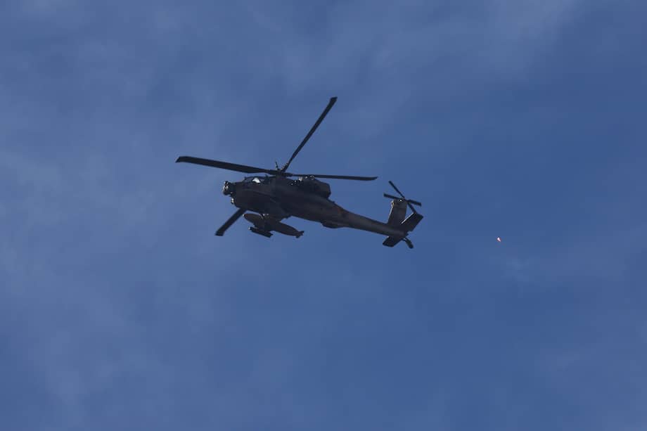 Un helicóptero Apache dispara bengalas desde el norte de Israel.